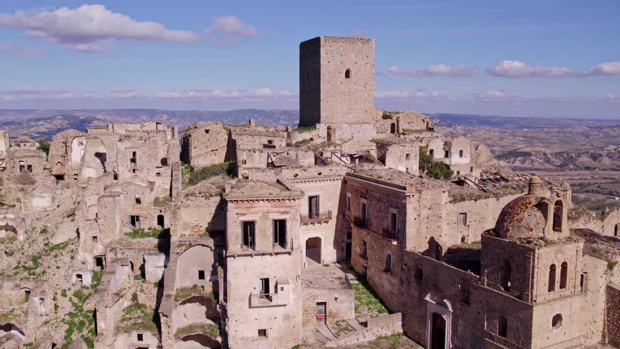 Città fantasma con rovine fatiscenti, Craco, Matera, Italia
