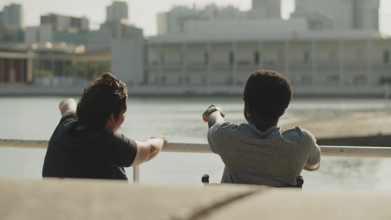 항구  ⁇  에 앉아 있는 장애인 부부 의 뒤쪽 모습