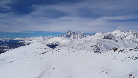 vuelo de drones de invierno sobre las montañas de mestia en gerorgia
