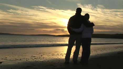 Una-Pareja-Mirando-El-Atardecer