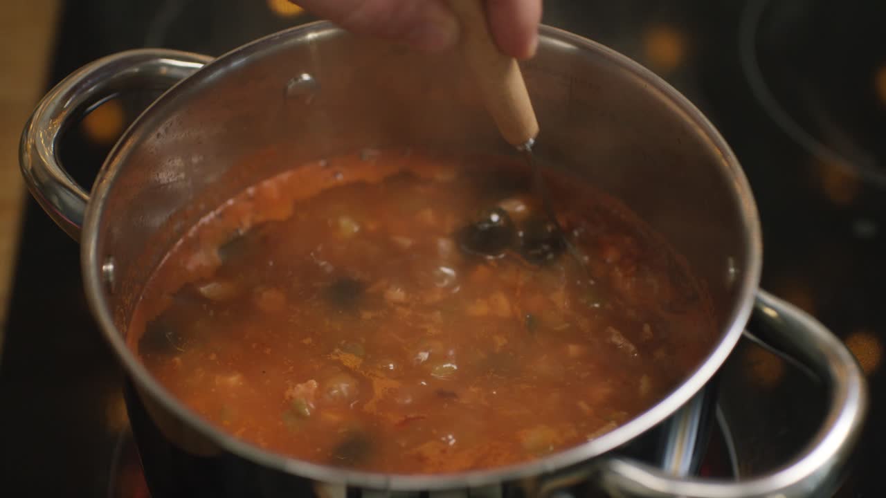 cocinando una sopa abundante