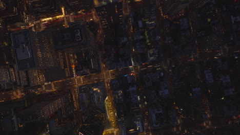 Luftvogelperspektive-Von-Oben-Nach-Unten-Auf-Beleuchtete-Straßen-In-Der-Abendlichen-Stadt.-Autos-Fahren-Auf-Der-Straße,-Alleen-Und-Vorbei-An-Kreuzungen.-Manhattan,-New-York-City,-Vereinigte-Staaten