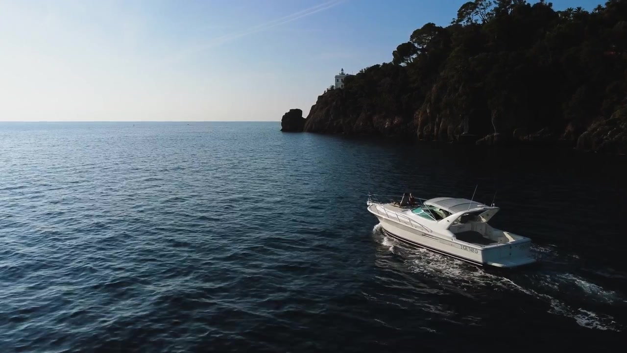 Vista aerea di uno yacht sulla costa di Portofino, sera di sole in Italia