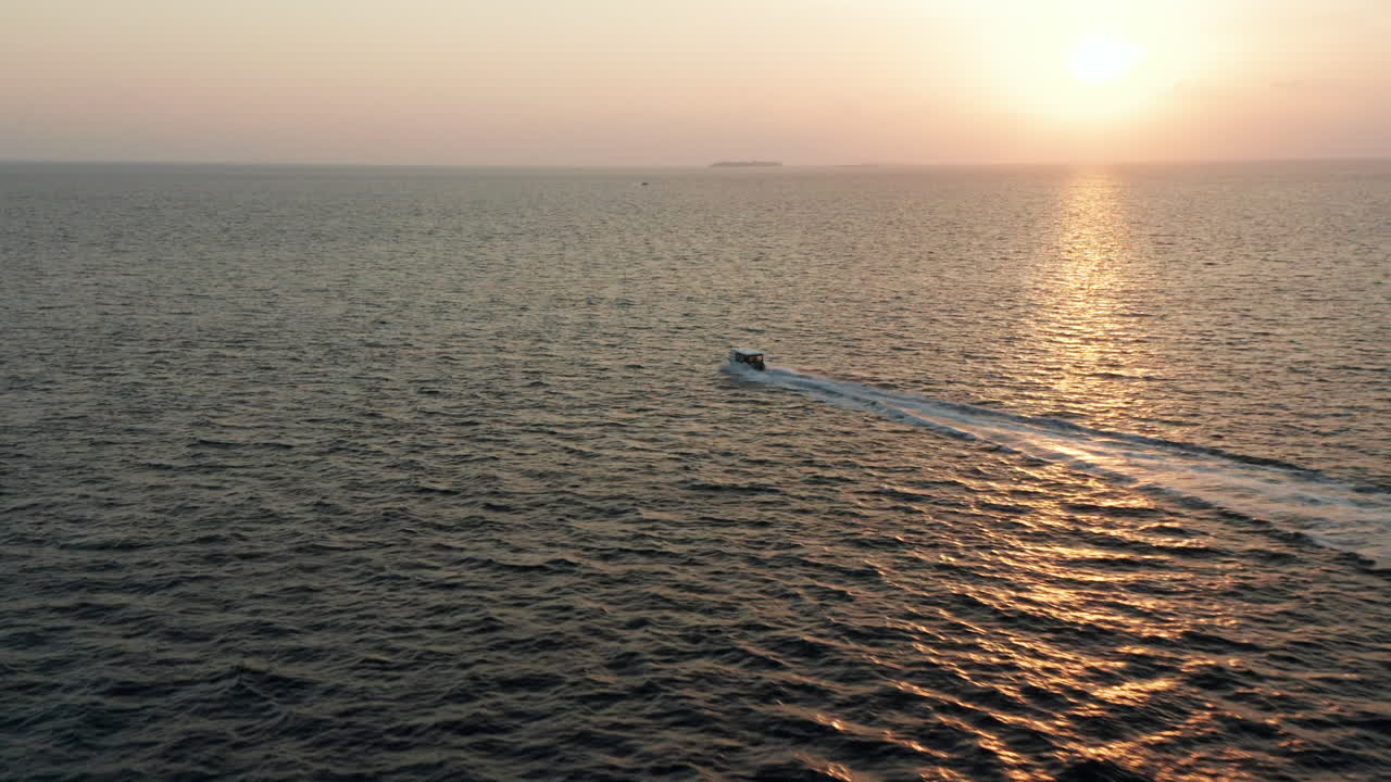 몰디브에서 일몰과 함께 빠른 보트 횡단