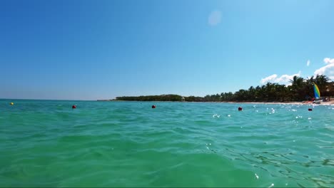 Hochkippen-Von-Innerhalb-Des-Farbenfrohen-Tropischen-Grünen-Türkisfarbenen-Wassers-Im-Ozean-Vor-Dem-Strand-Von-Playa-Del-Carmen-An-Der-Riviera-Maya,-Mexiko,-In-Der-Nähe-Von-Cancun-In-Einem-Wunderschönen-Touristenort-Im-Urlaub