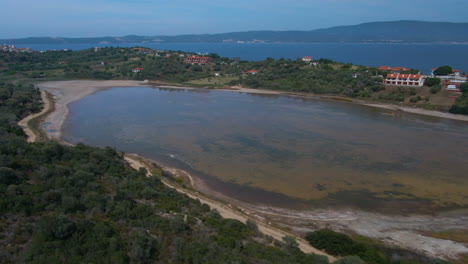 Imágenes-Aéreas-Del-Lago-En-Ouranoupoli-En-Athos-En-Halkidiki