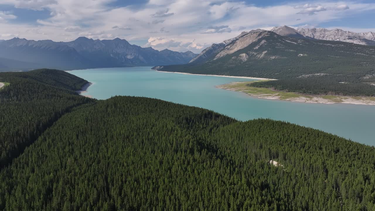 캐나다 앨버타 로키 마운틴 의 숲 을 왼쪽 에서 오른쪽 으로 날아가는 드론 에서 볼 수 있는 아브라함 호수 의 빙하 물