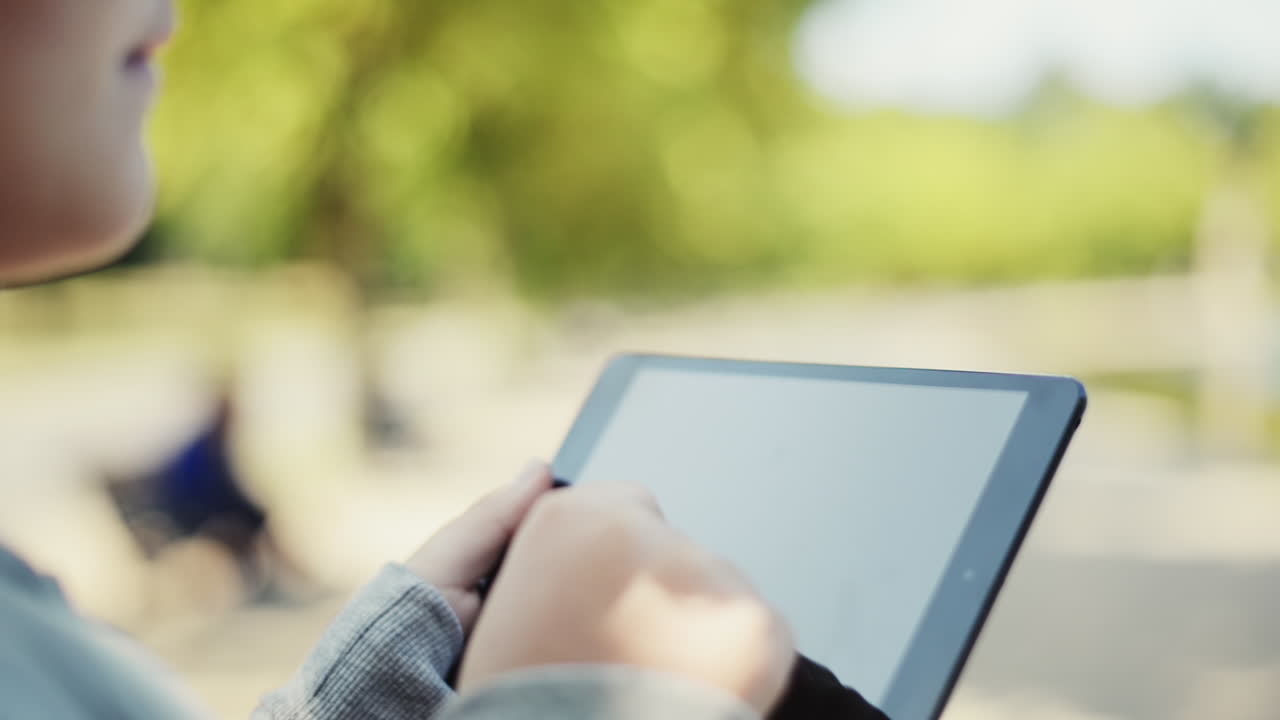 자연 속 에 디지털 태블릿 컴퓨터 아이패드 를 사용 하는 여자