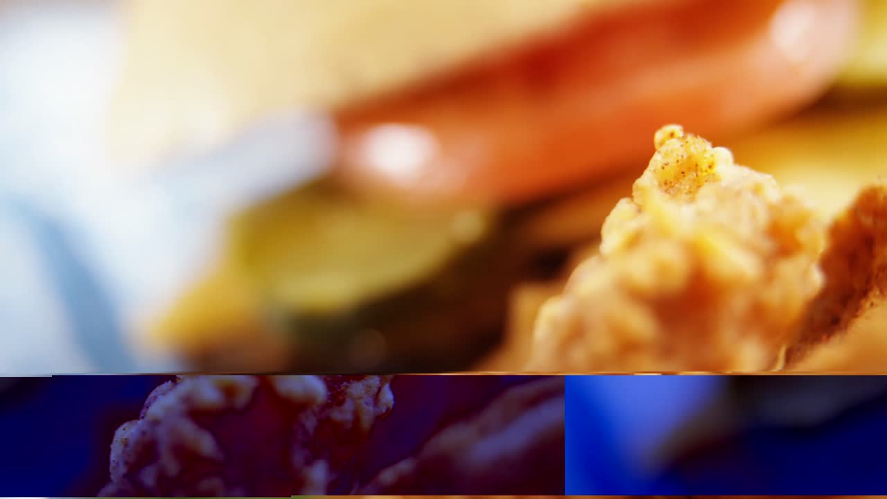 hamburguesa y anillo de cebolla en una servilleta