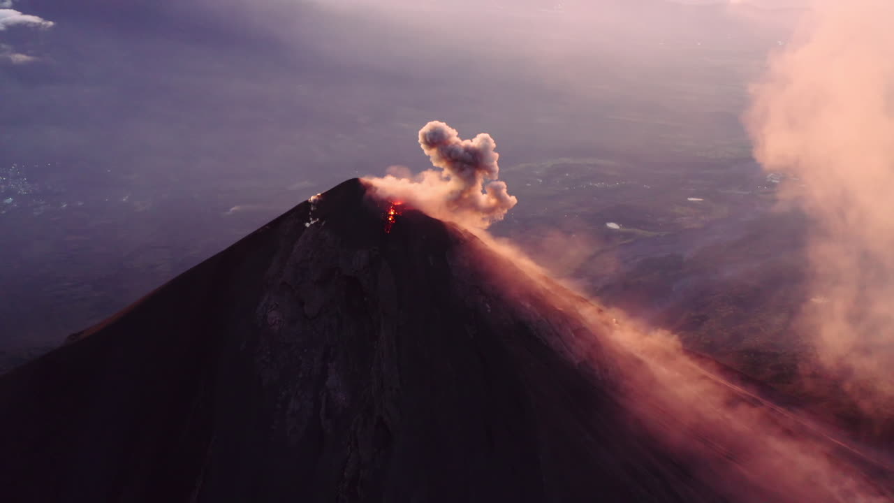 Scatto suggestivo all'alba del Fuego, uno dei vulcani attivi del Guatemala