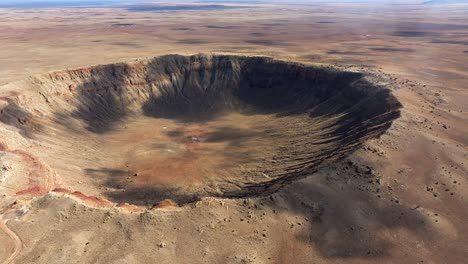 4k aerial meteor crater lub barringer crater w arizonie, usa