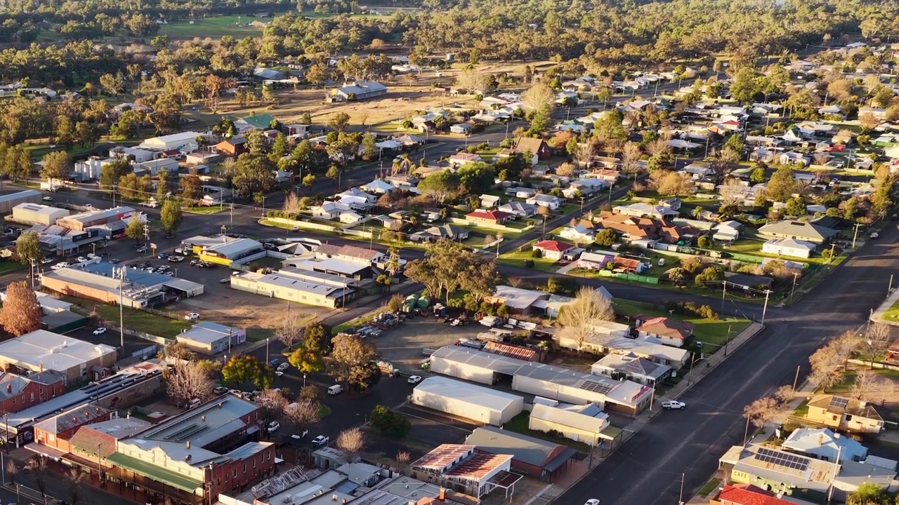 Ripresa con drone dall'alto della rete stradale rurale e degli edifici a Coonabarabran, Nuovo Galles del Sud.
