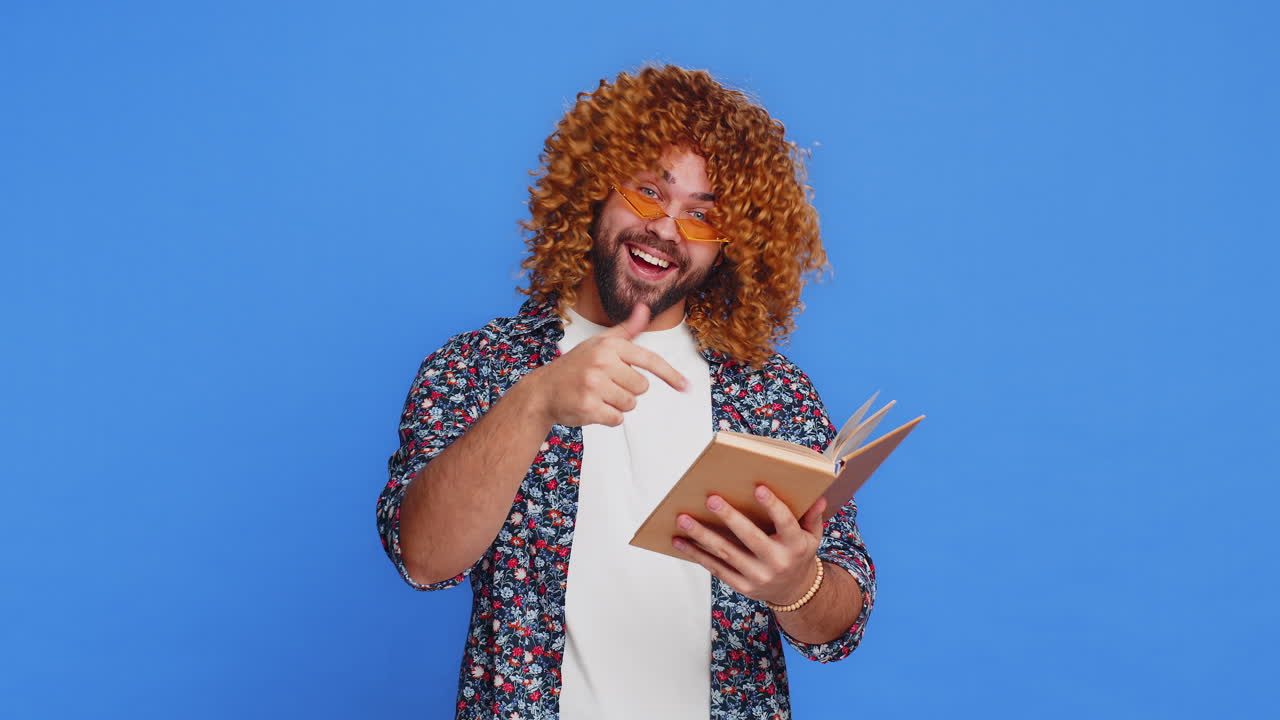 Uomo felice e elegante che legge storie di favole divertenti e interessanti libri di svago hobby apprendimento studio