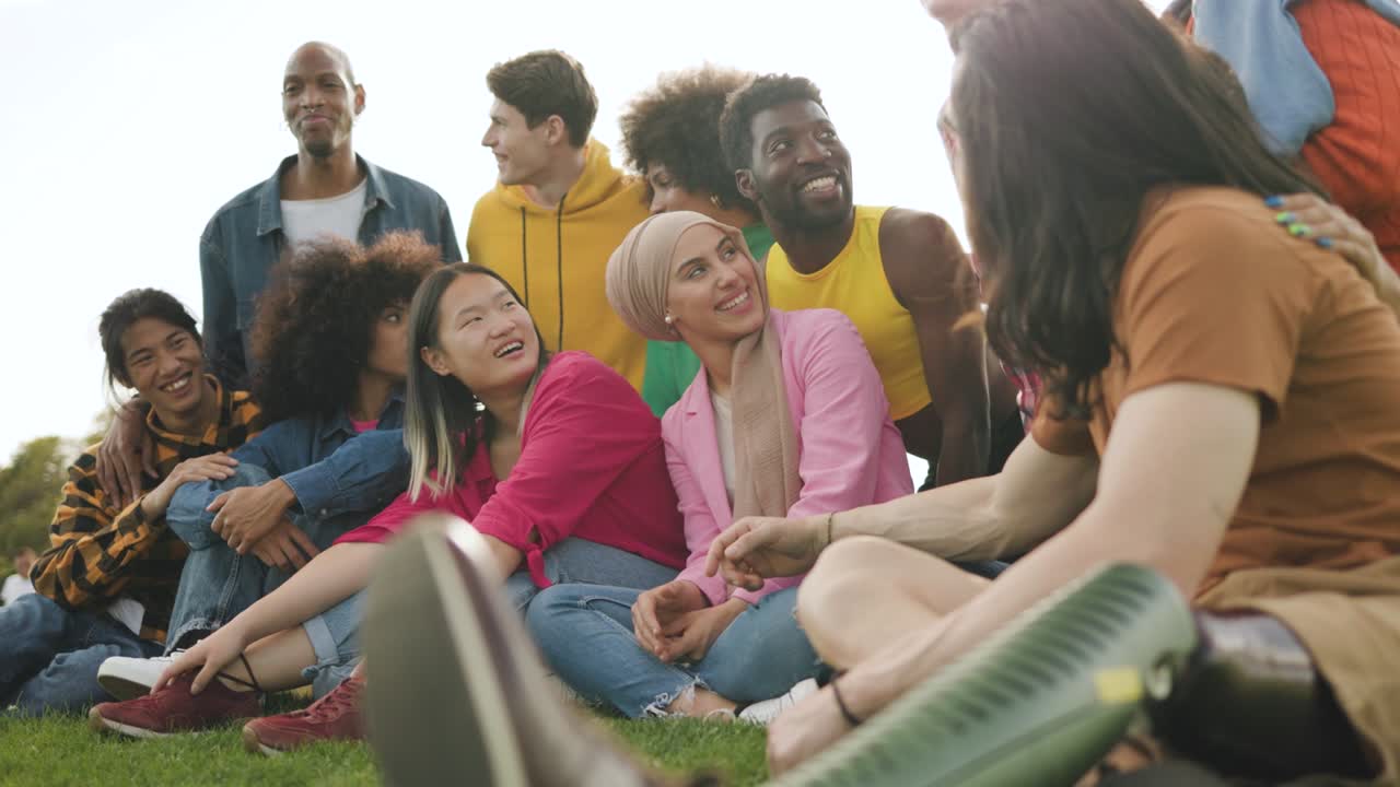 amigos diversos divirtiéndose al aire libre durante las vacaciones de verano - enfoque en el rostro de la chica musulmana - diversidad y concepto de comunidad multiétnica