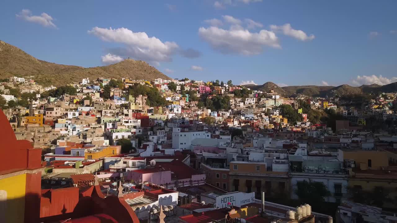 Cattedrale di Guanajuato al tramonto. Ripresa da un drone e in volo attraverso le guglie della cattedrale