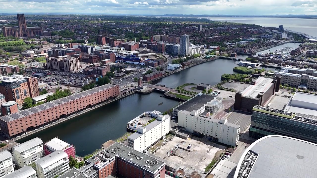 Darsena di Wapping, Liverpool, Regno Unito, vista aerea ascendente da drone, filmato 4K
