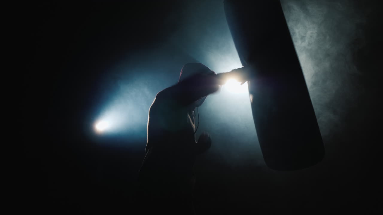 trinidad de silueta de luchador en el gimnasio - golpea una pera de boxeo