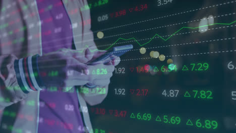animación del procesamiento de datos del mercado de valores contra la sección media de un hombre usando un teléfono inteligente.