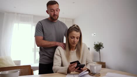 una pareja caucásica se siente estresada resolviendo deudas y finanzas.