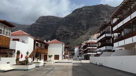 Ciudad-De-Los-Gigantes-Durante-El-Día,-Tenerife-En-España-4k-30-Fps