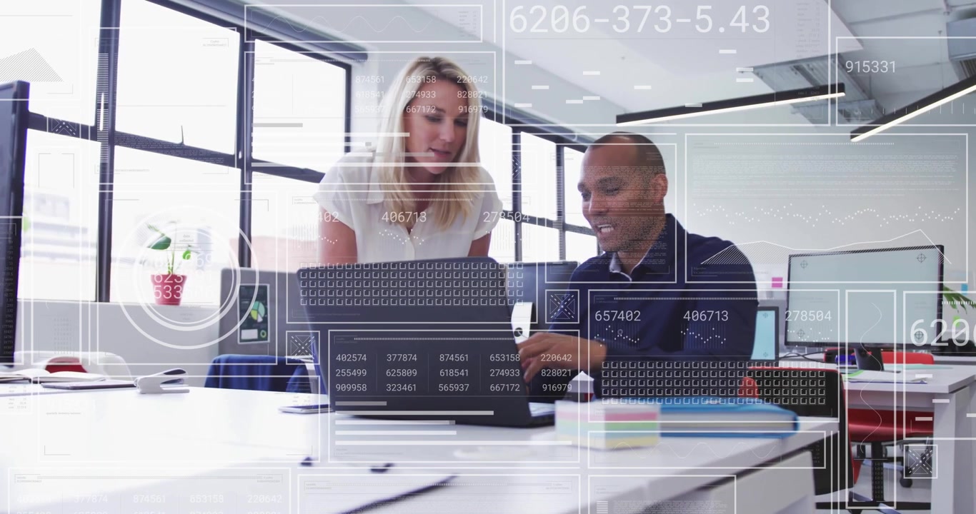 Forretningskolleger samarbeider om dataanalyse på moderne kontor