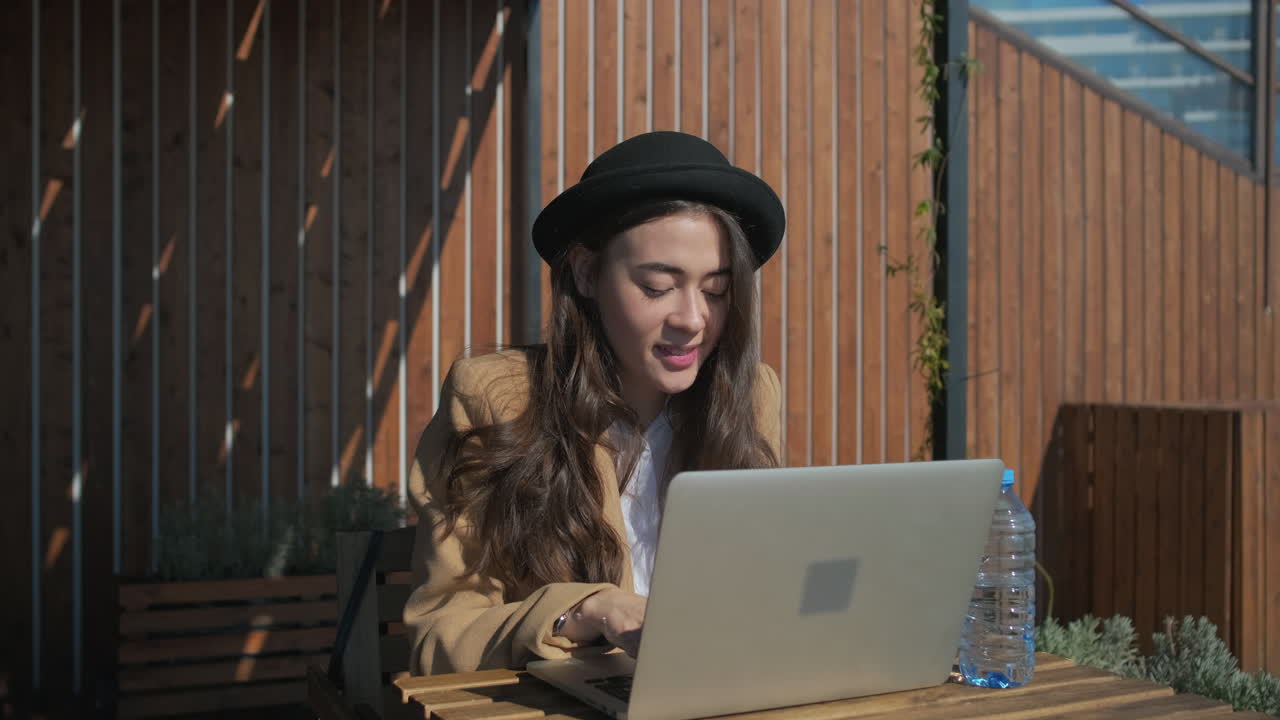 mujer trabajando en una computadora portátil al aire libre