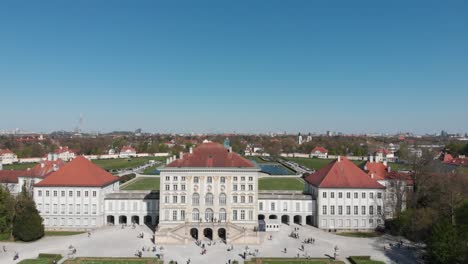Schöner-Palast-In-Nymphenburg-München-Deutschland-Von-Oben-Mit-Einem-Dji-Mavic-Air,-Der-Wasser-Und-Schöne-Gärten-Zeigt