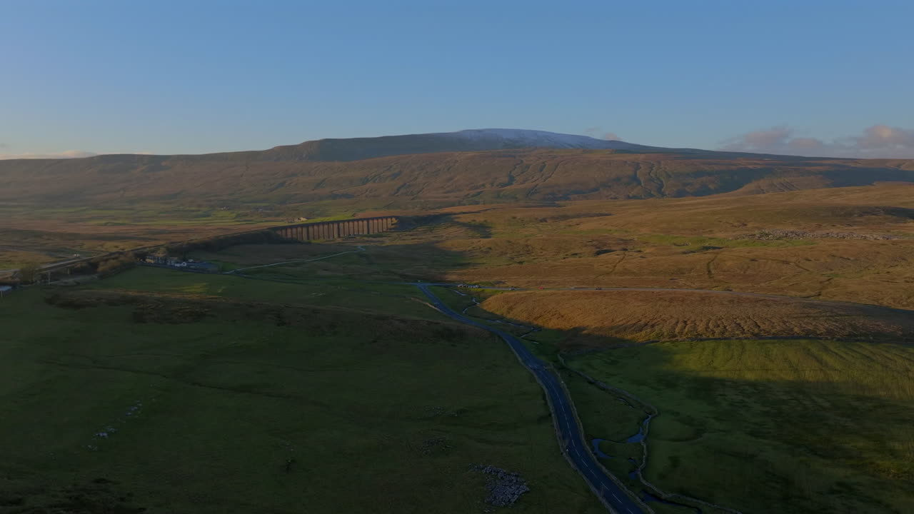 estableciendo una toma de avión no tripulado del viaducto de ribblehead y el nevado whernside, reino unido