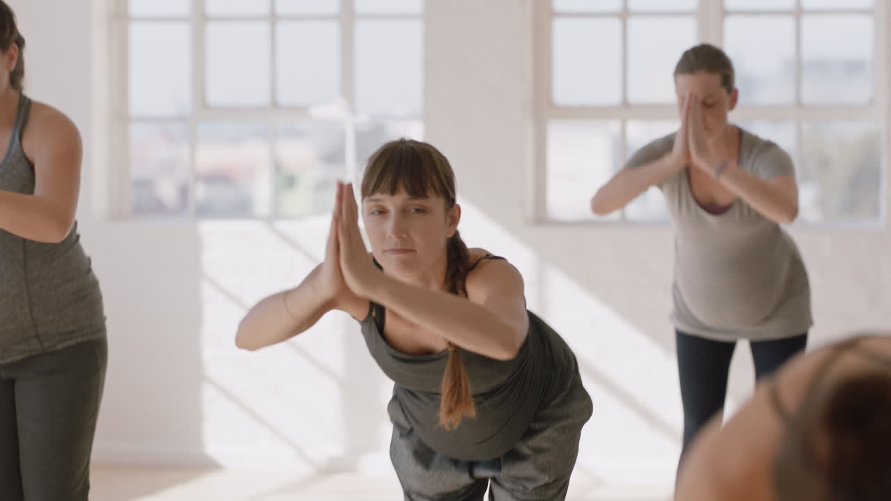 retrato, joven, embarazada, mujer caucásica, en, clase de yoga, ejercicio, estilo de vida saludable, práctica, posición, adelante, curva, postura, meditación, disfrutar, grupo, condición física, entrenamiento