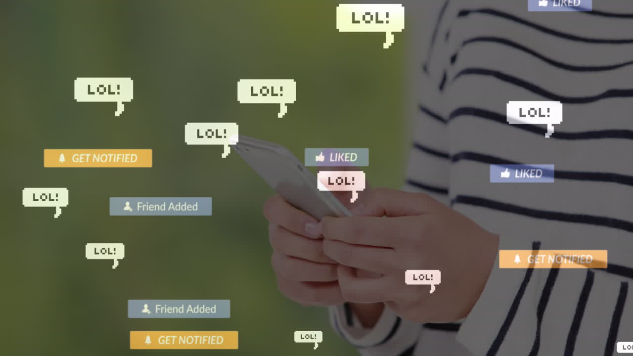 animación de iconos de redes sociales y banner de texto lol sobre la sección media de la mujer usando teléfono inteligente.