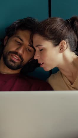 pareja trabajando juntos en una computadora portátil