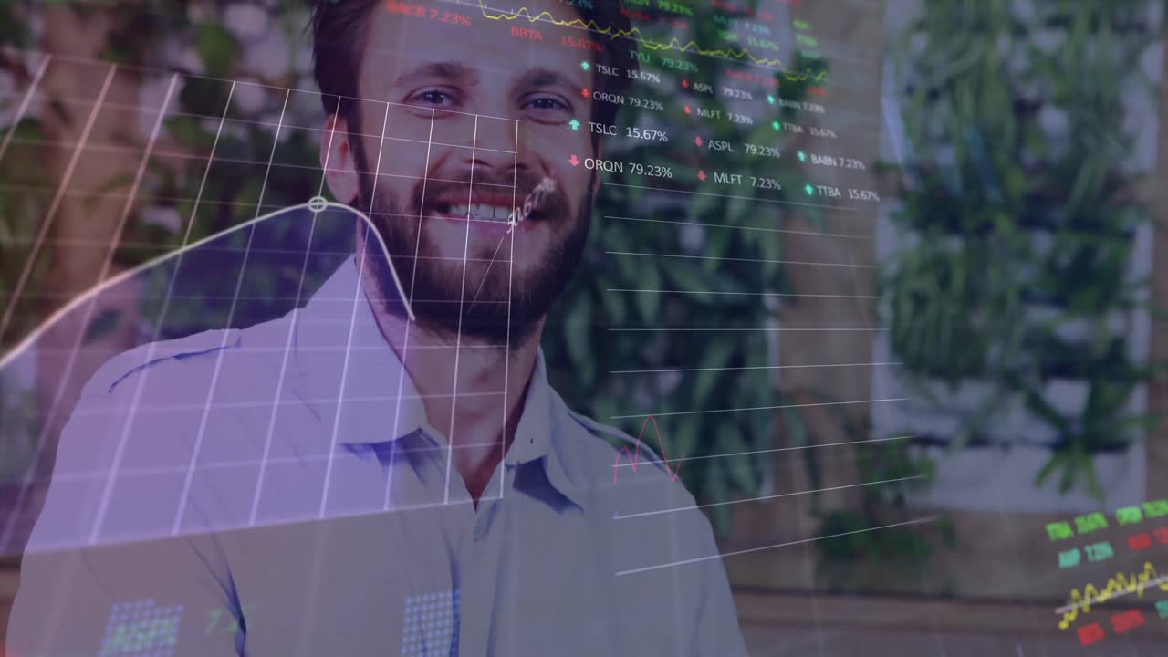 animación del procesamiento de datos sobre el hombre de negocios caucásico sonriendo