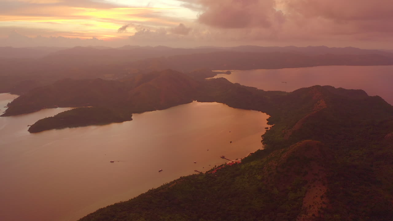황금시간대에 필리핀 열대 섬 상공의 드론에서 화려한 일몰