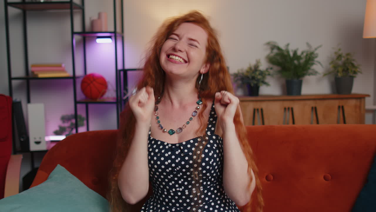 mujer joven emocionada sorprendida, conmocionada por la repentina victoria, buenas noticias de victoria, celebrando, wow reacción