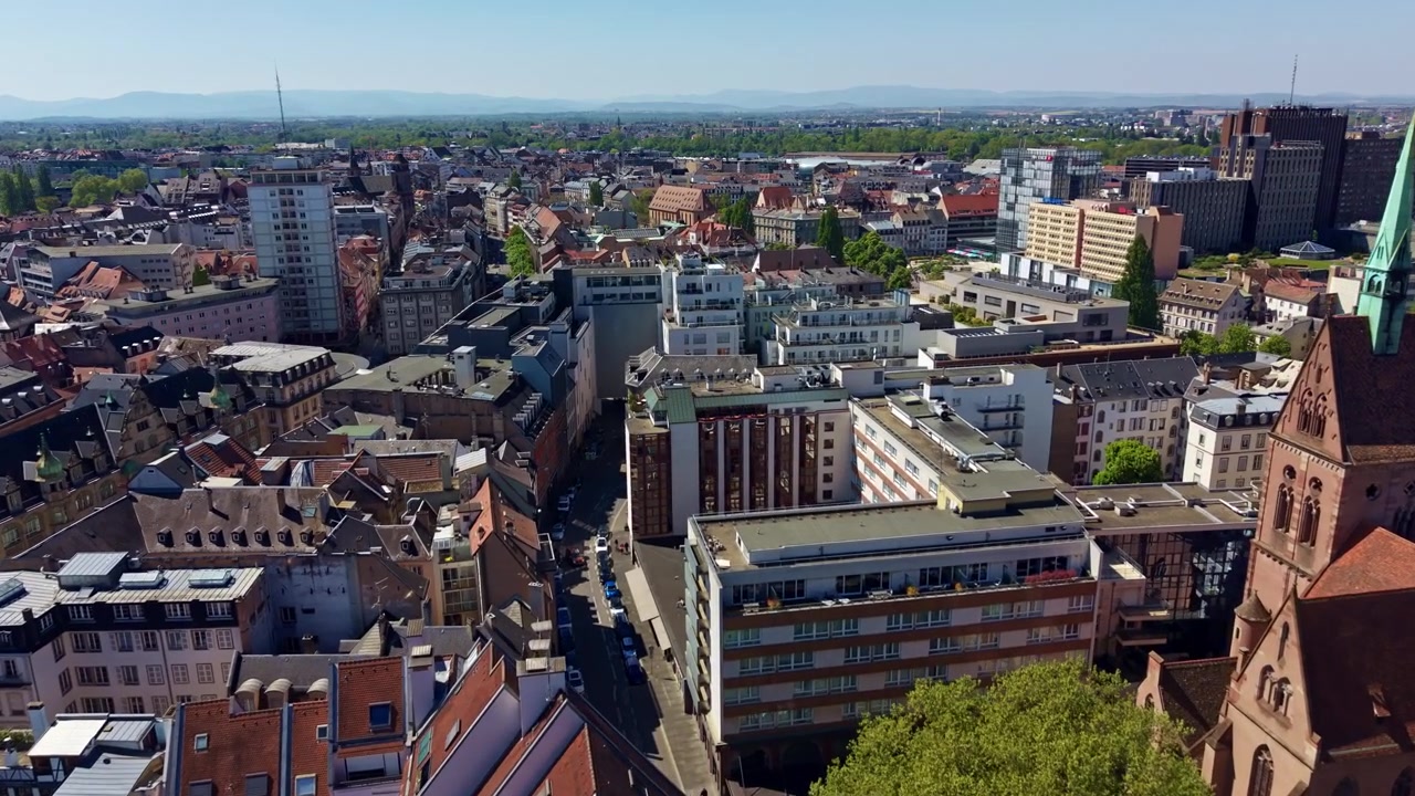 Drone in volo accanto a Saint Pierre le Jeune sopra il centro di Strasburgo