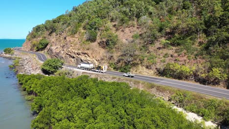mojones - vuelo de arbustos sobre la carretera principal