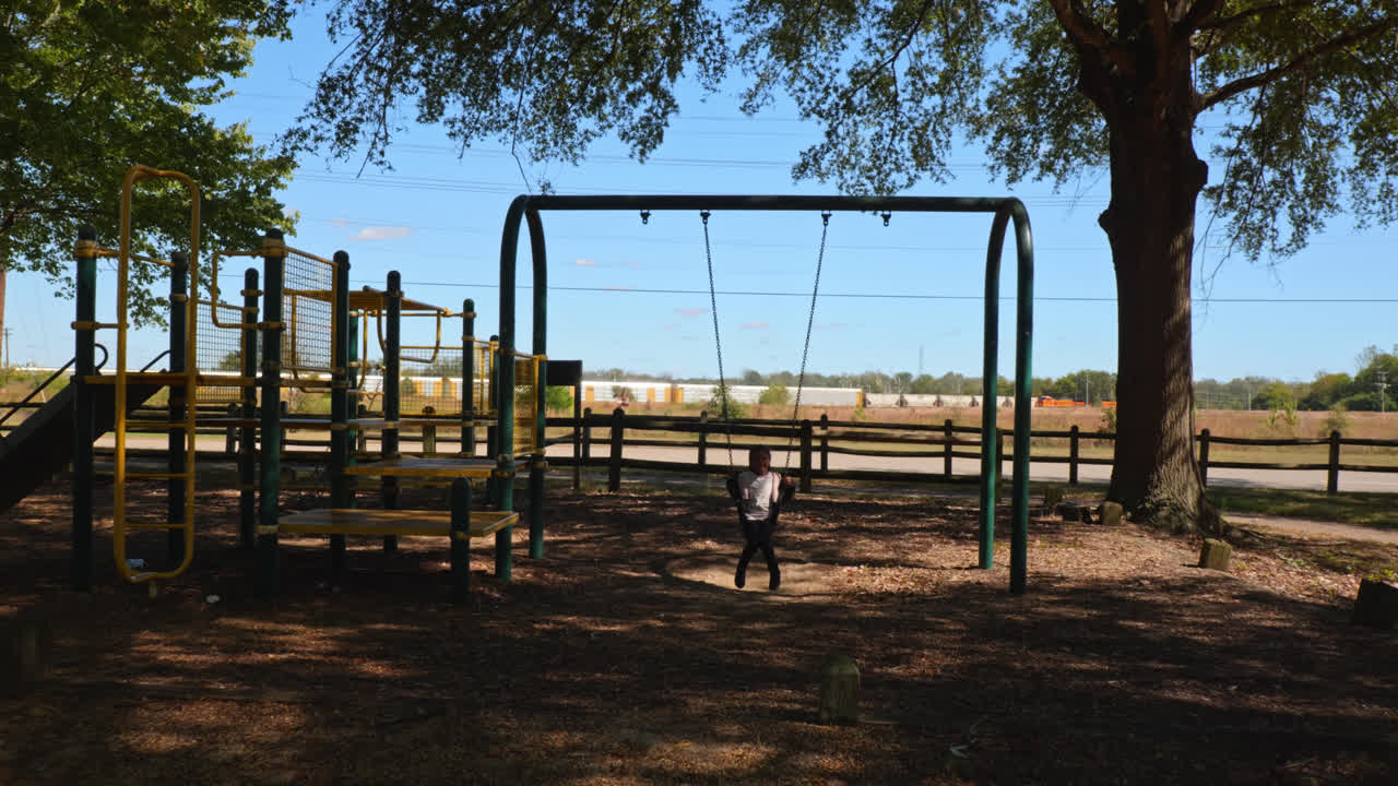 un clip dinámico de imágenes de archivo que captura la esencia de los momentos lúdicos de la infancia