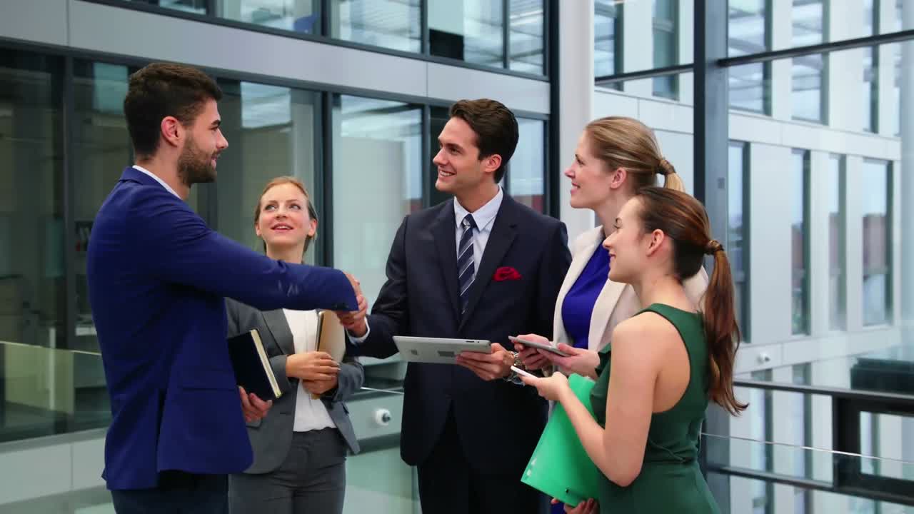 executivos de negócios a interagir uns com os outros