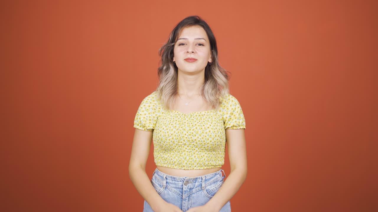 재채기하는 젊은 여성. 환자.