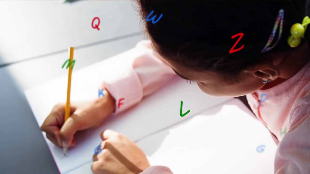 Animação de letras coloridas flutuantes sobre uma menina sentada na sala de aula escrevendo