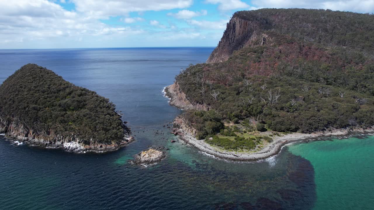 Paesaggio dell'Isola dei Pinguini in Tasmania, Australia - Drone che si allontana