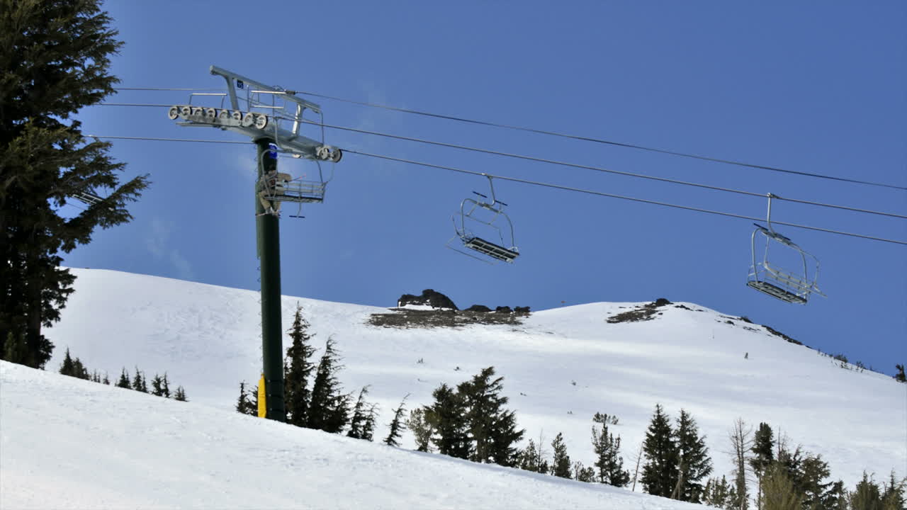 스키 리조트에서 체어 리프트의 저속 촬영 1