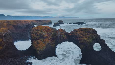 Rocky-formations-in-the-Icelandic-beaches-with-violent-waves-crashing-in-the-rocks