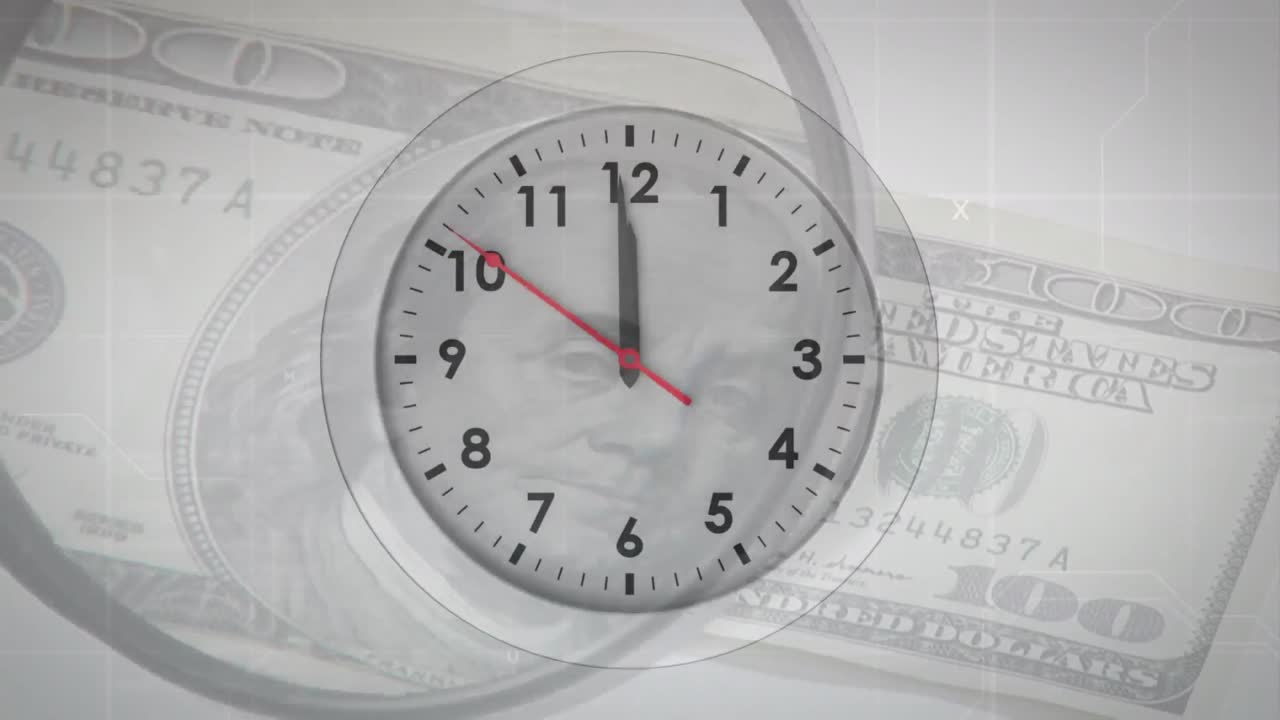 Animación de reloj digital sobre billete de 100 dólares en mesa siendo inspeccionado con lupa.