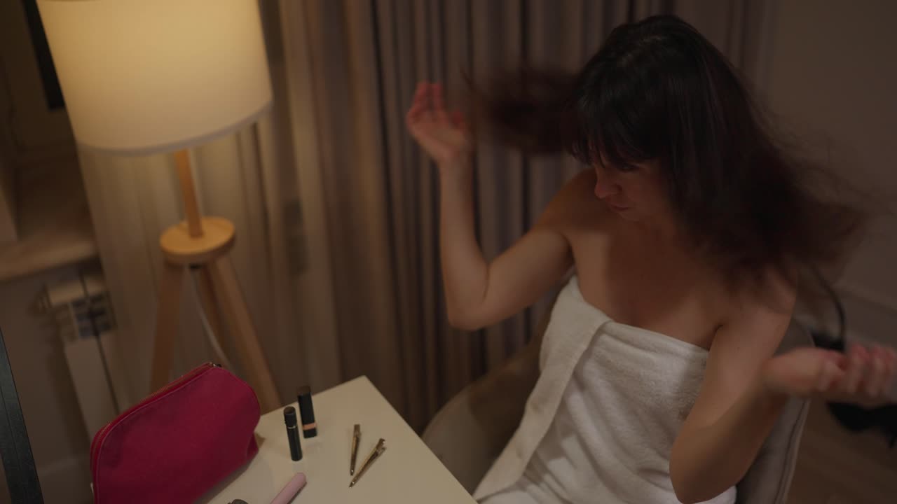 여자 침실에서 준비하고 있습니다.