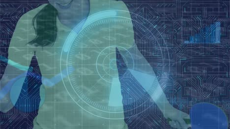 animación de procesamiento de datos y escaneo de alcance sobre mujer caucásica y placa de circuito de computadora