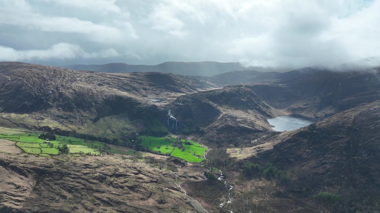 Flyfoto av irske landskap: regnskyer over fjellene i Gleninchquin-dalen, Kerry, tidlig på sommeren. Episke steder i Irland.