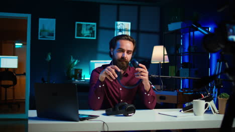 hombre emocionado por promocionar los dispositivos de escucha de música recién lanzados
