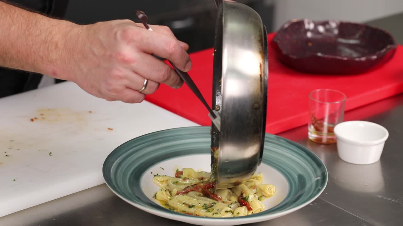 맛있는 파스타 요리를 준비하는 요리사