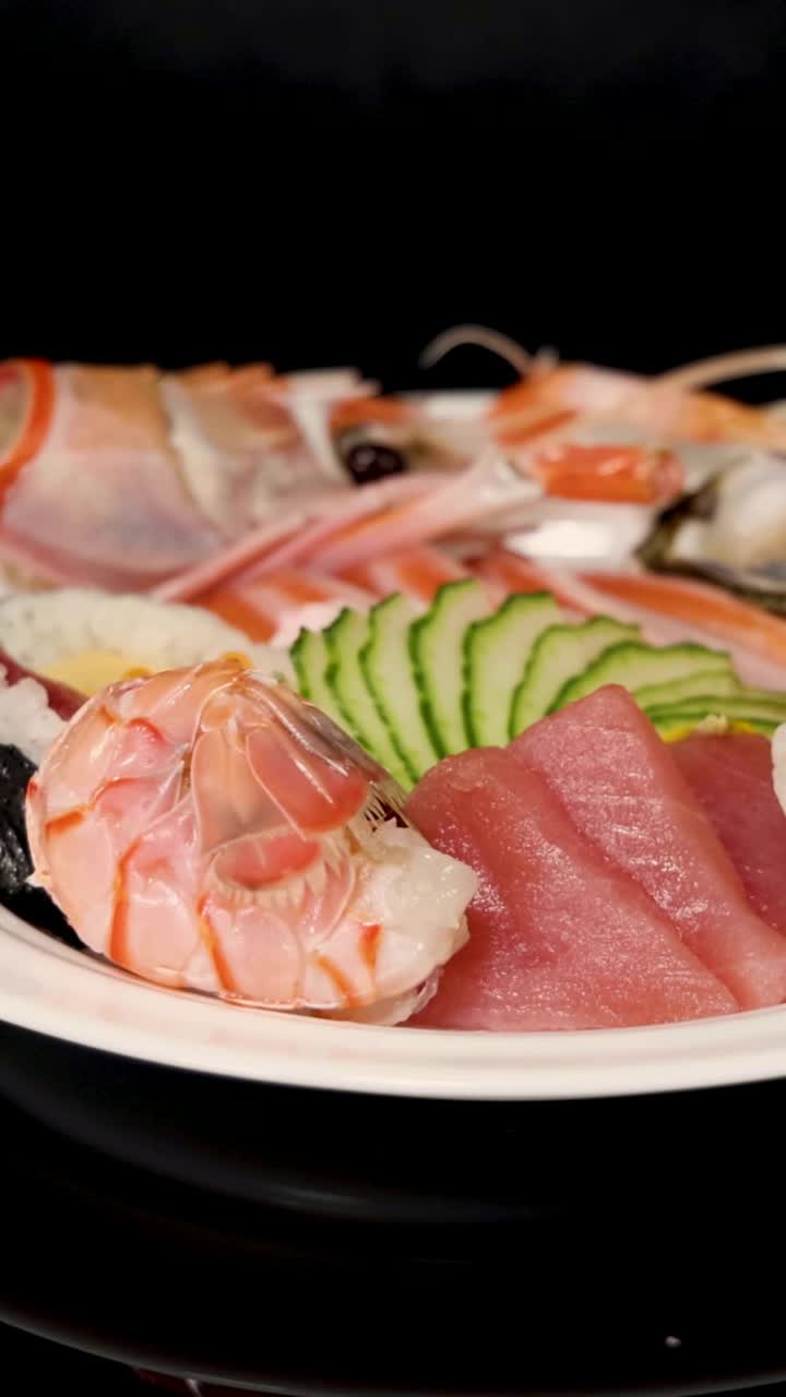 una bandeja de sushi giratoria que muestra varias piezas